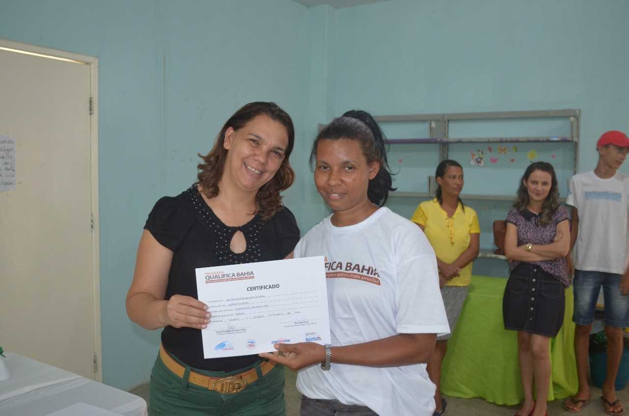 Prefeitura de Camacã entrega Certificado a Concluintes do Curso de Corte de Costura